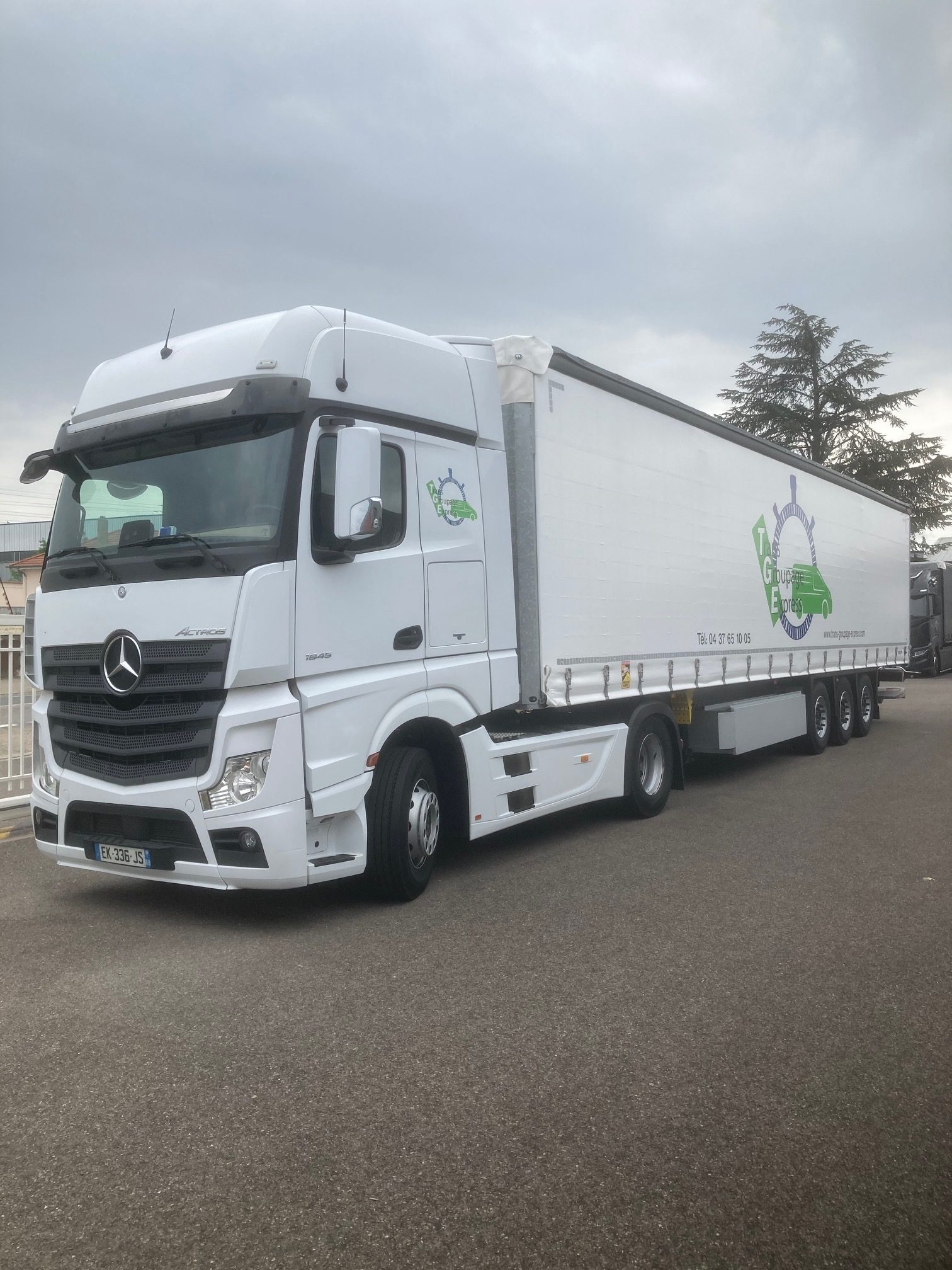 camion de livraison de l'affréteur trans groupage expresse lyon 69